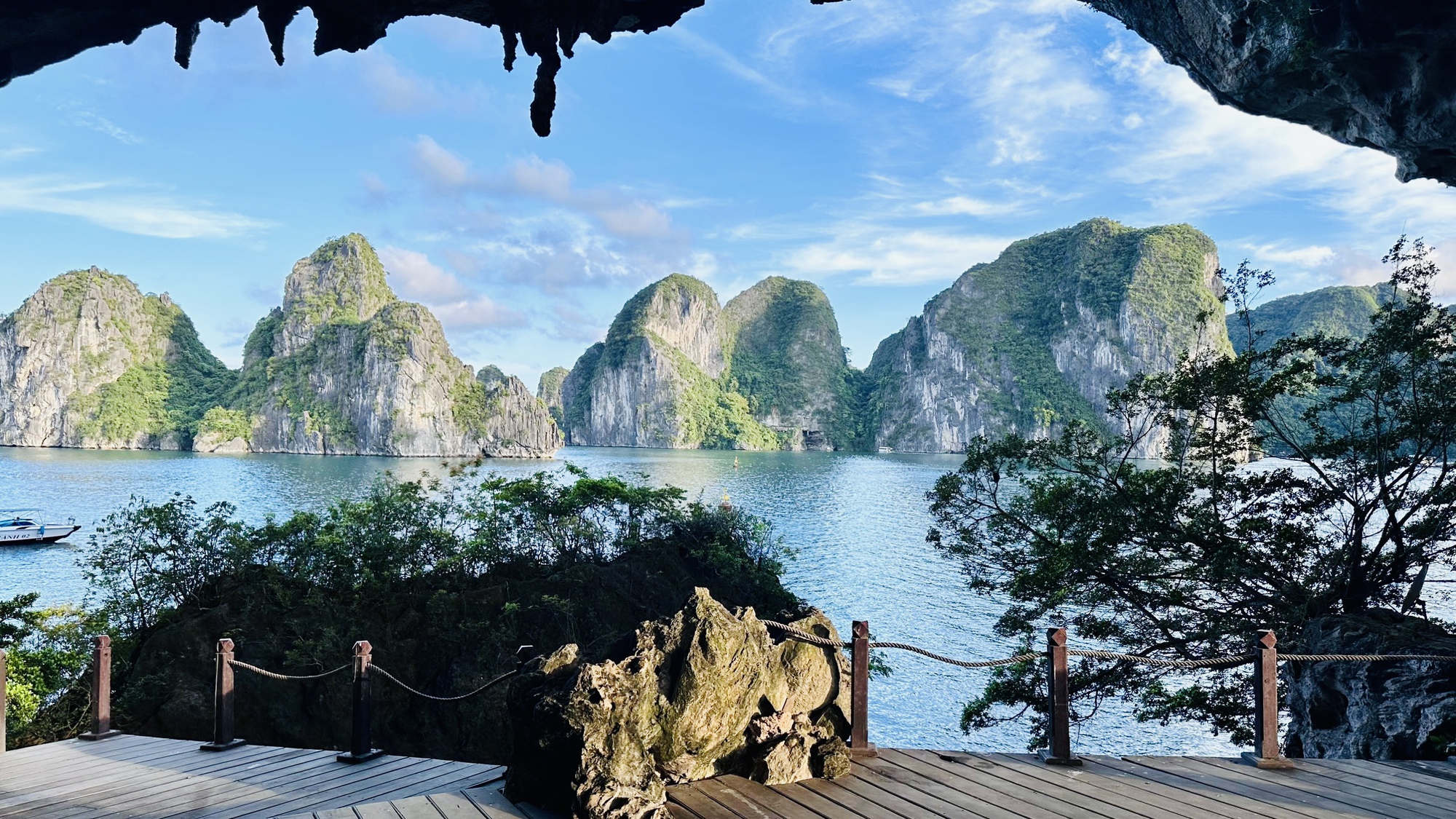 Ha Long Travel - Trinh Nu Cave - SBS Transport